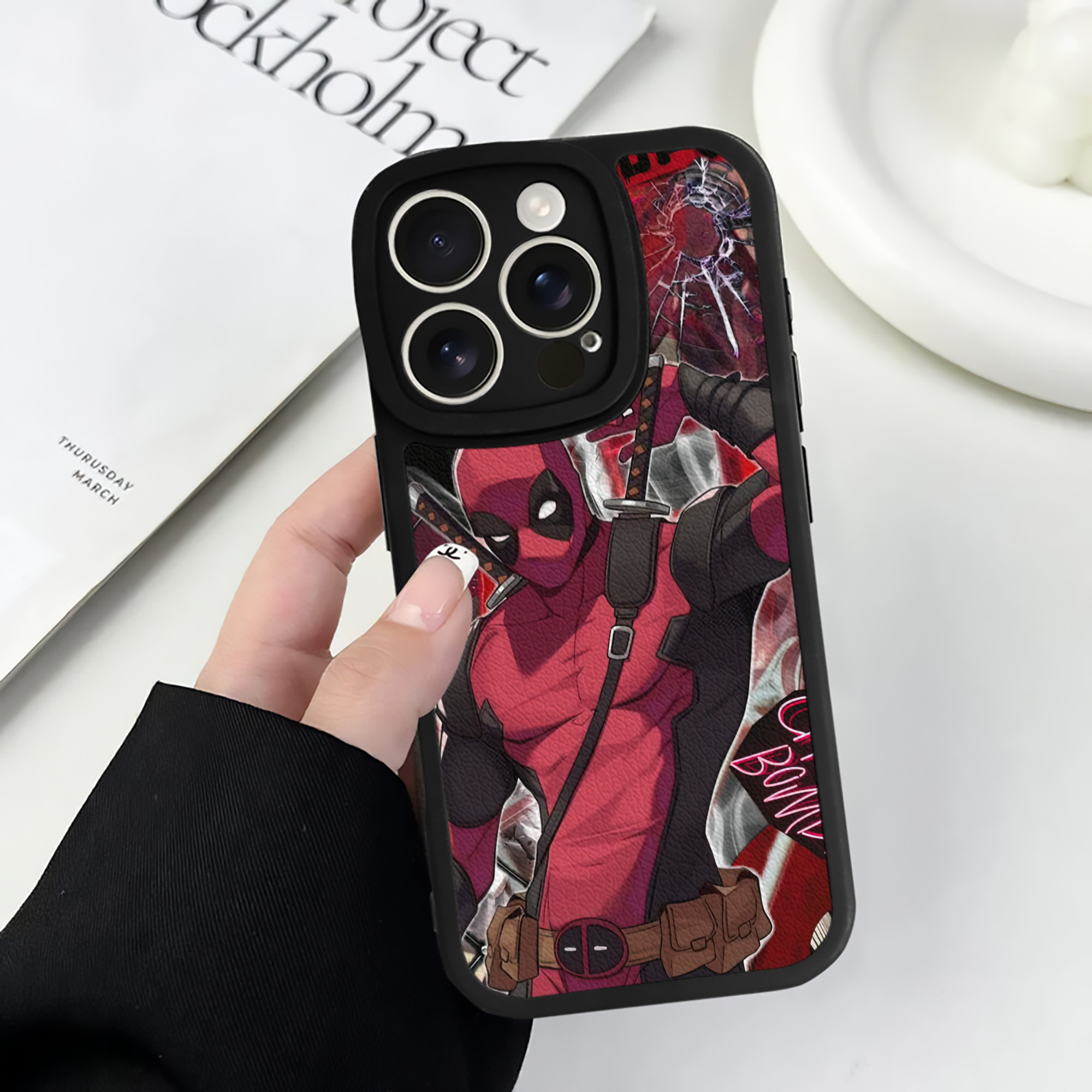 （画像用） Deadpool デッドプール 【iPhone 16シリーズ対応】シリコンスマホケース（レザー調） 材質：シリコン